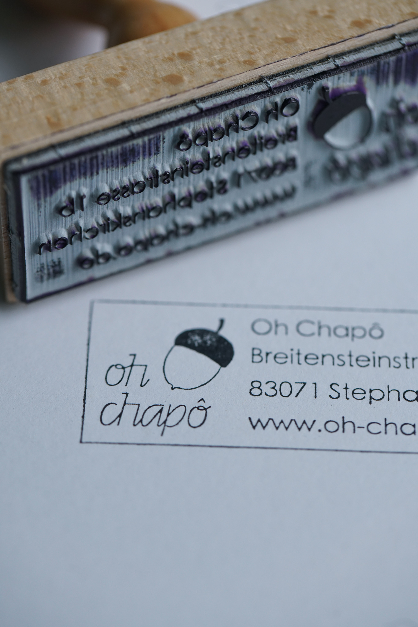 Polastudios Rosenheim | Grafikdesign und Webdesign | Holzstempel für Oh Chapô